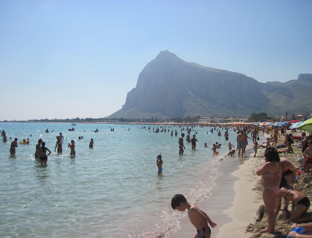 Salviamo Makari: Emma Dante firma l’appello contro la privatizzazione delle baie