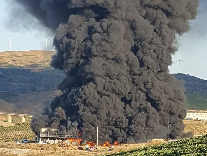 Alcamo-incendio-piattaforma-rifiuti-DAngelo-3