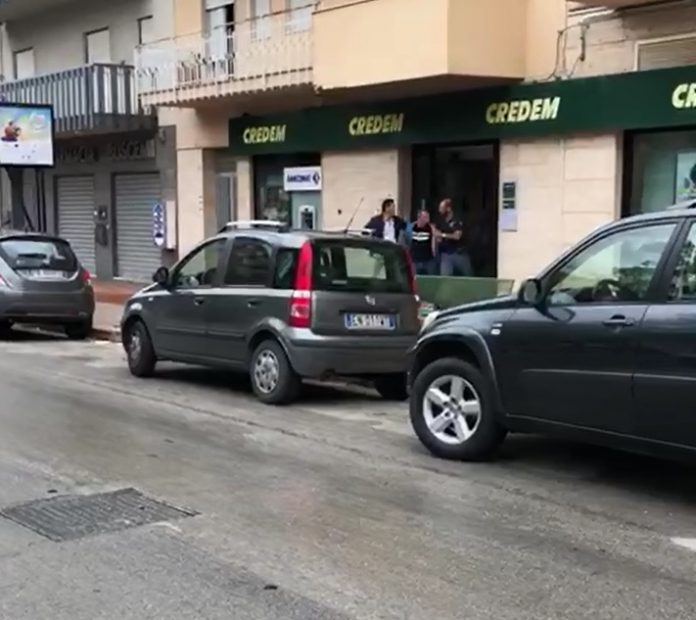 Alcamo-rapina-sventata-polizia-banca-Credem-viale-Europa-3-10-2018-2