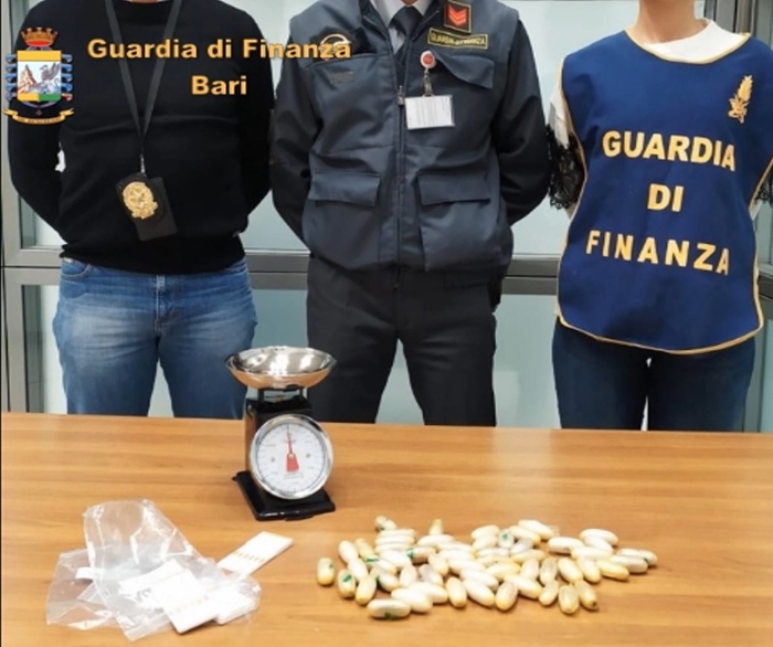 Corriere droga ingerisce 54 ovuli eroina, arrestato