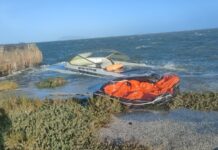 Marsala, barca semi affondata e un canotto di salvataggio allo Stagnone